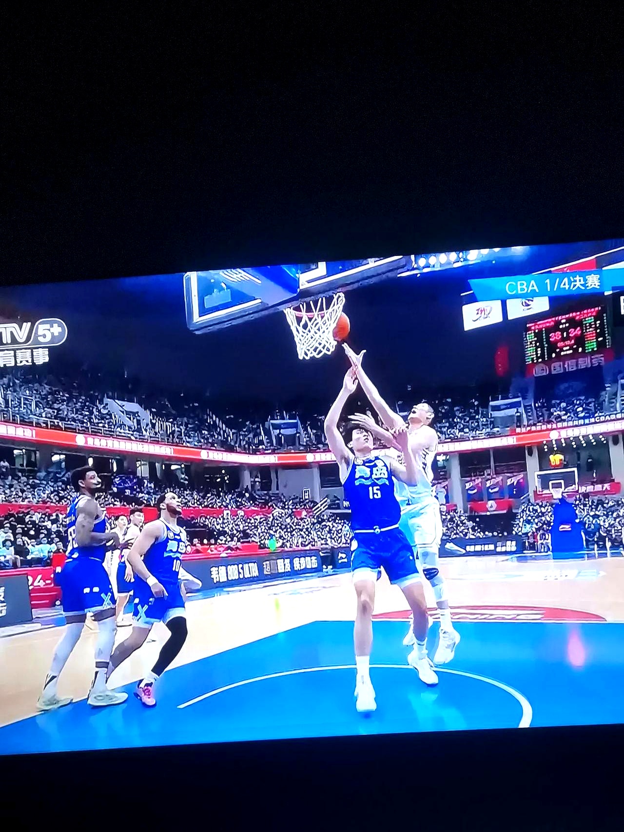 精彩一幕接连上演，球员们用实力征服观众的简单介绍