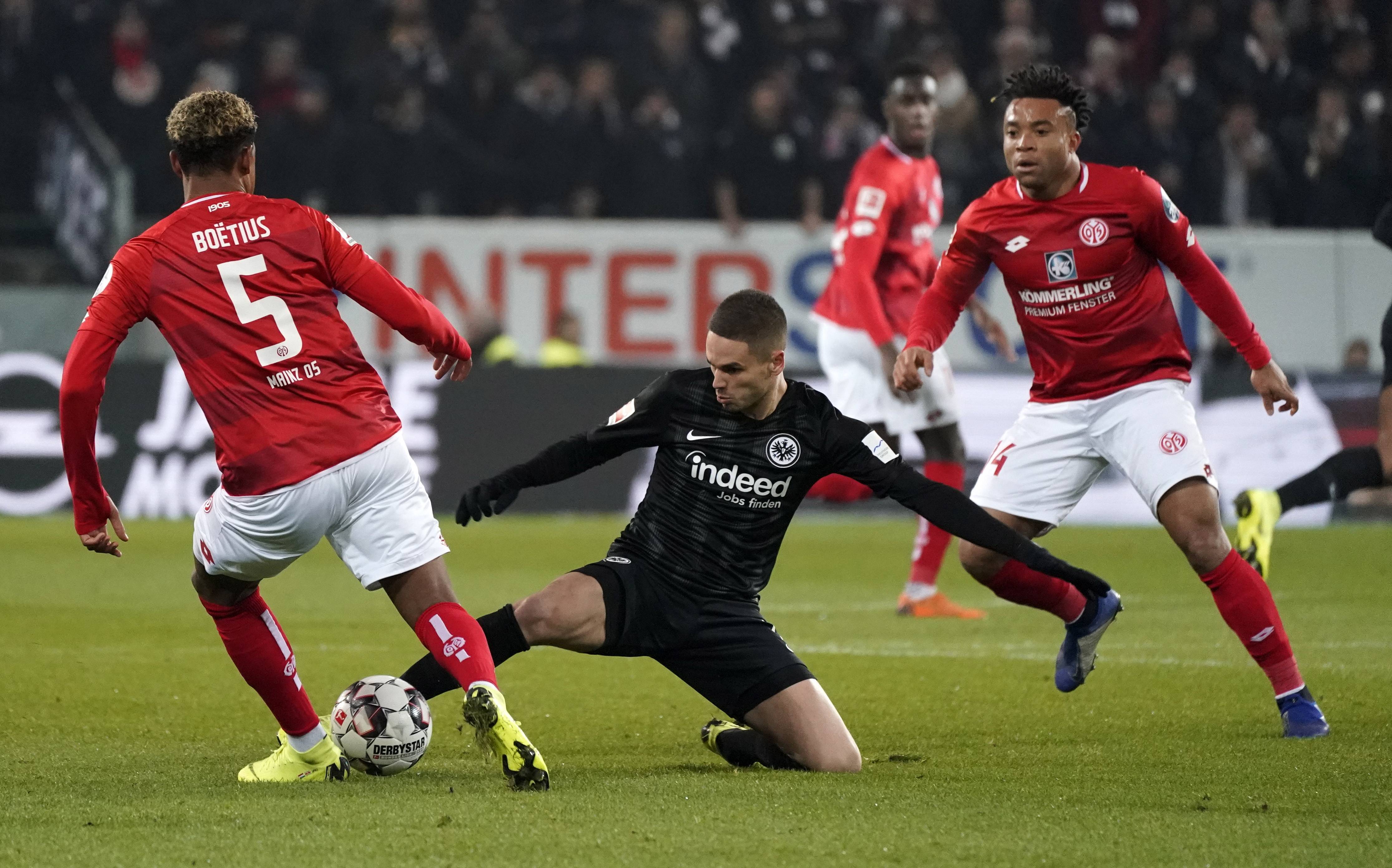 球队连续取胜，冲击联赛冠军