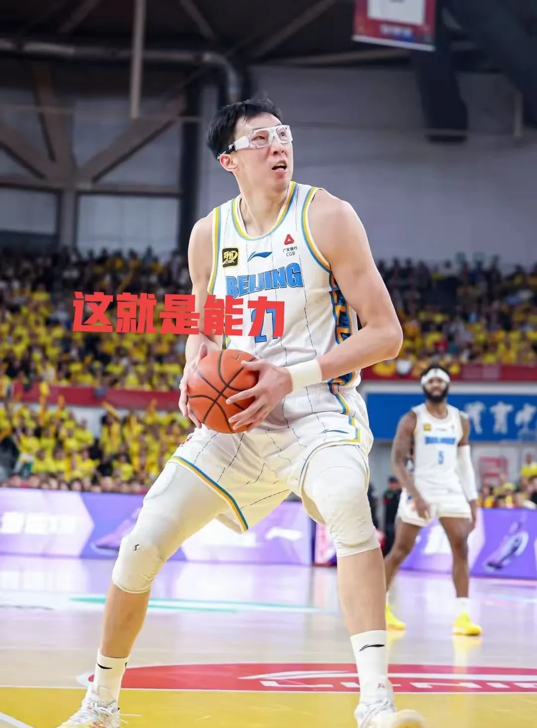 关于周琦生涯首次三双领衔首钢击败广东的信息