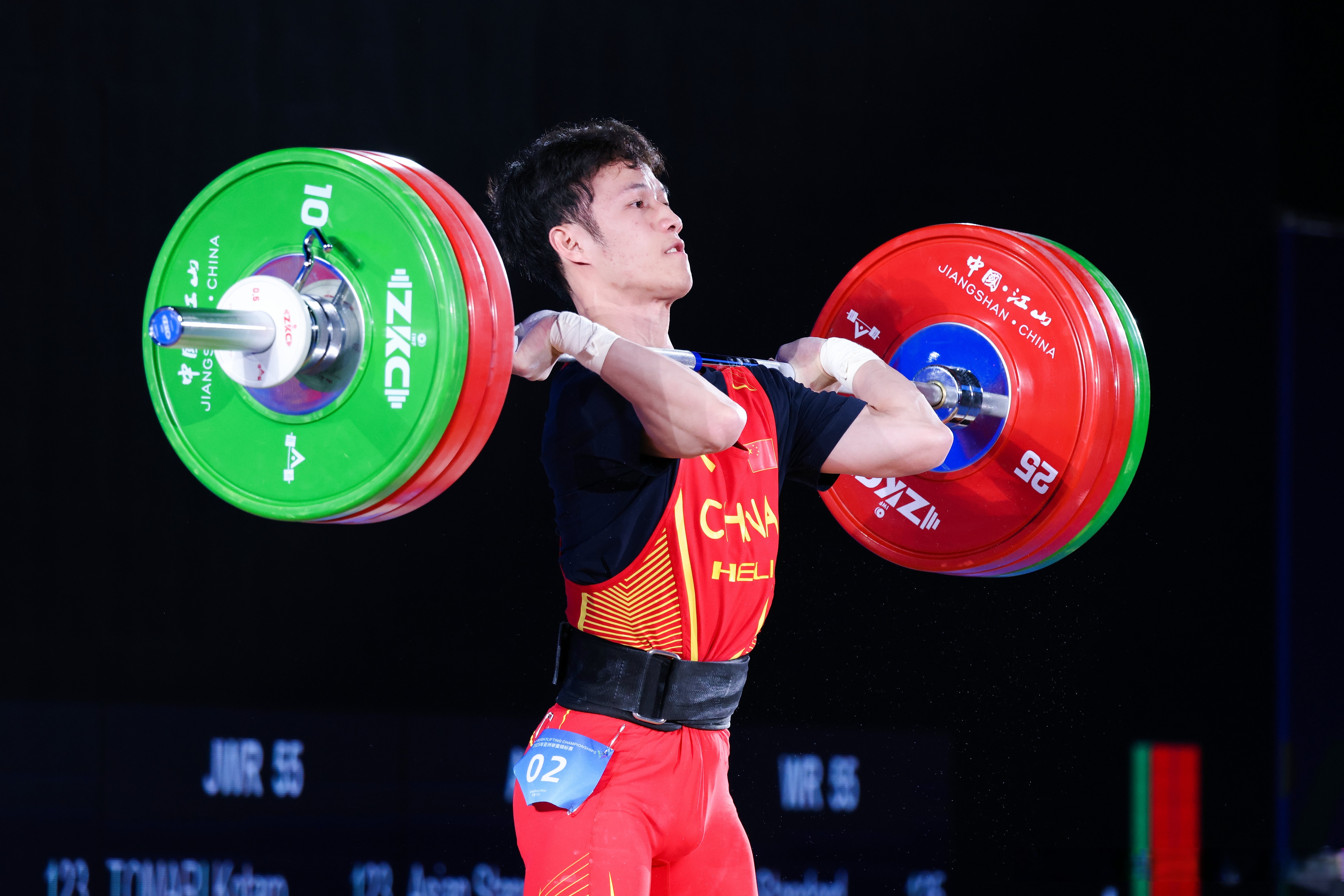 爱游戏电竞-举重比赛完美收官，震撼人心