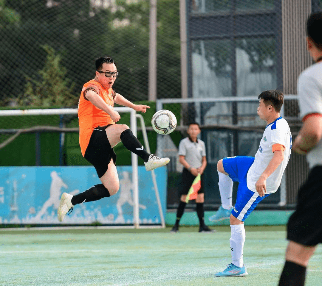 爱游戏教练-新晋教练体现战术手腕，带领球队冲击前列