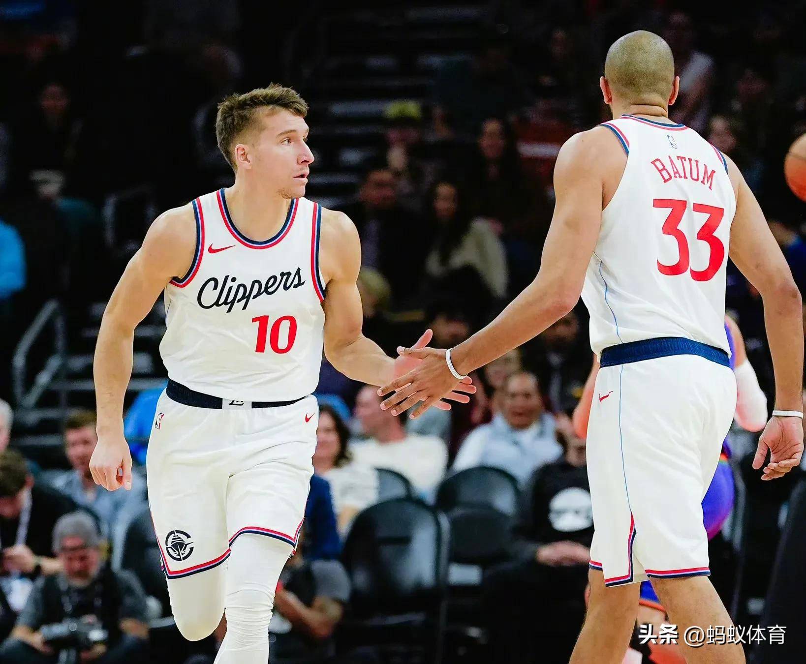 快船客场战胜尼克斯，取得胜利