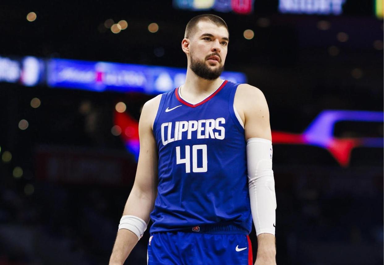 快船客场战胜尼克斯,取得胜利 快船客场战胜尼克斯,取得胜利