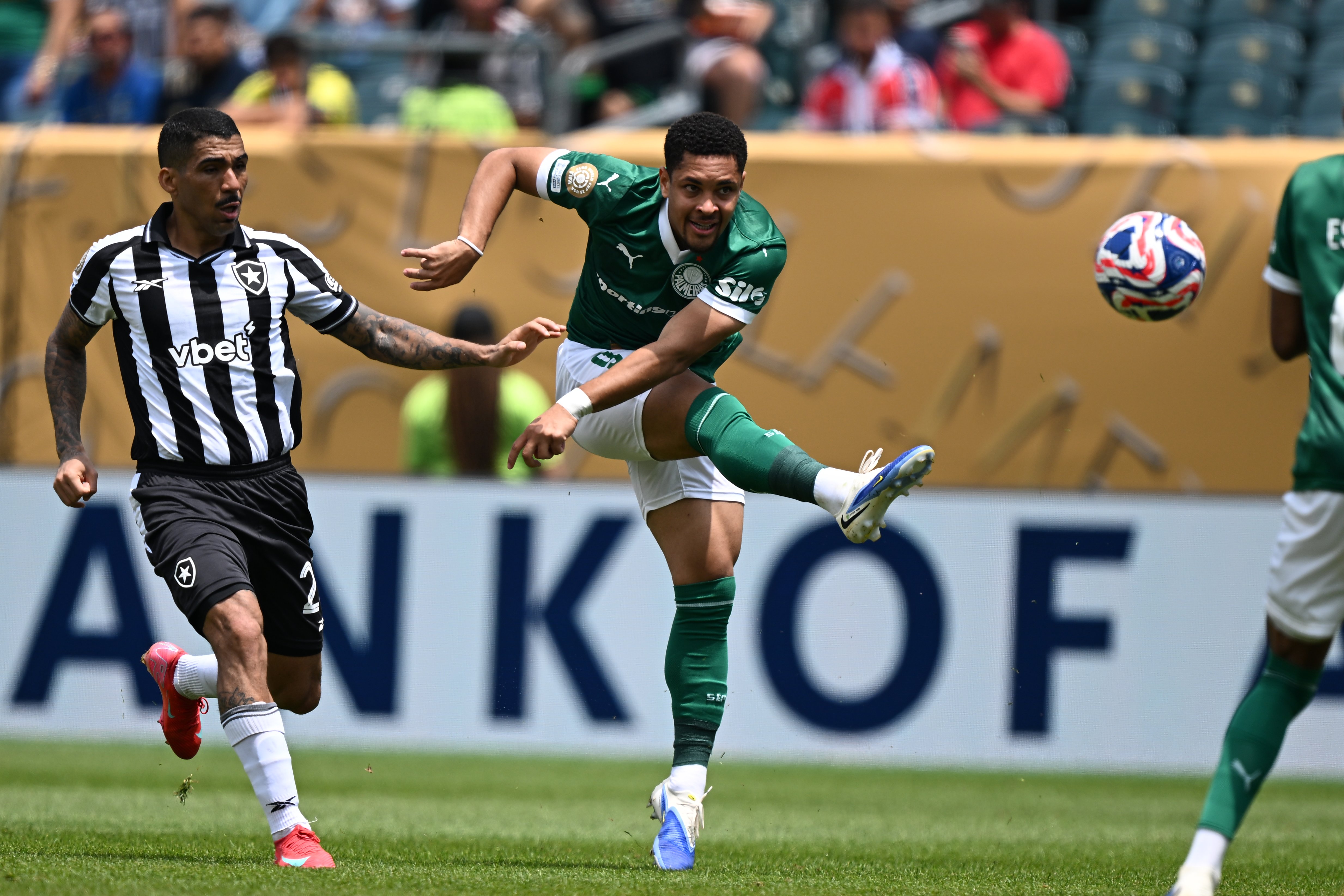 爱游戏官方入口-博弈角逐！足球联赛竞技水平不凡