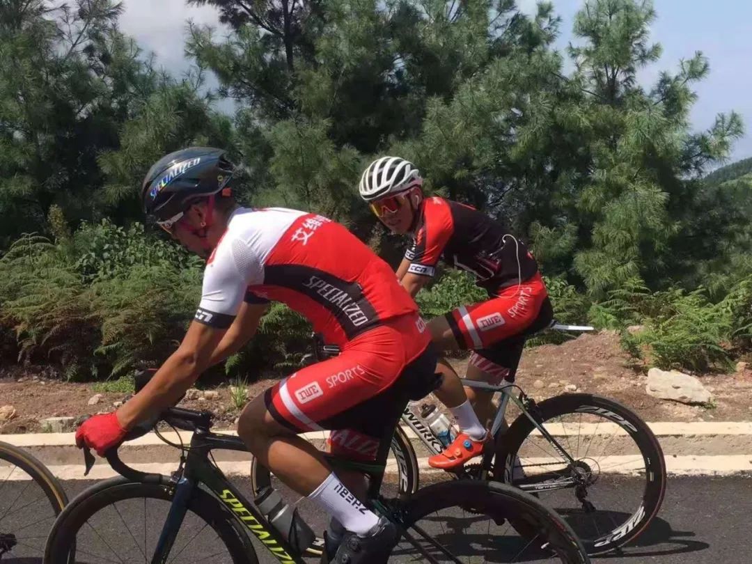 爱游戏入口-印度铁人三项选手力挫对手夺金