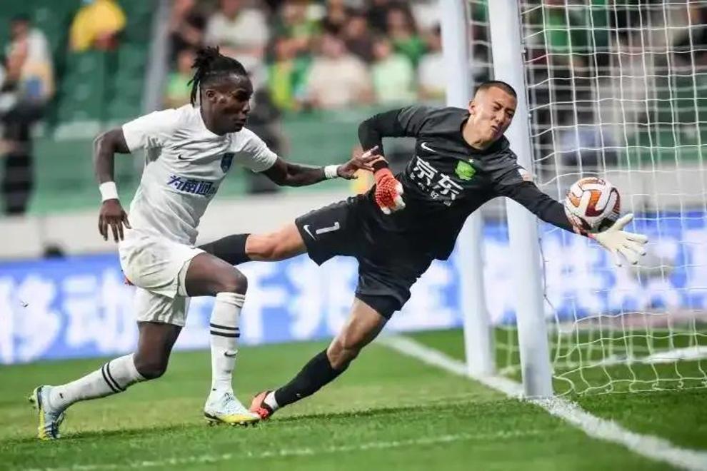 爱游戏app-北京国安主帅调整战术，逆转击败对手