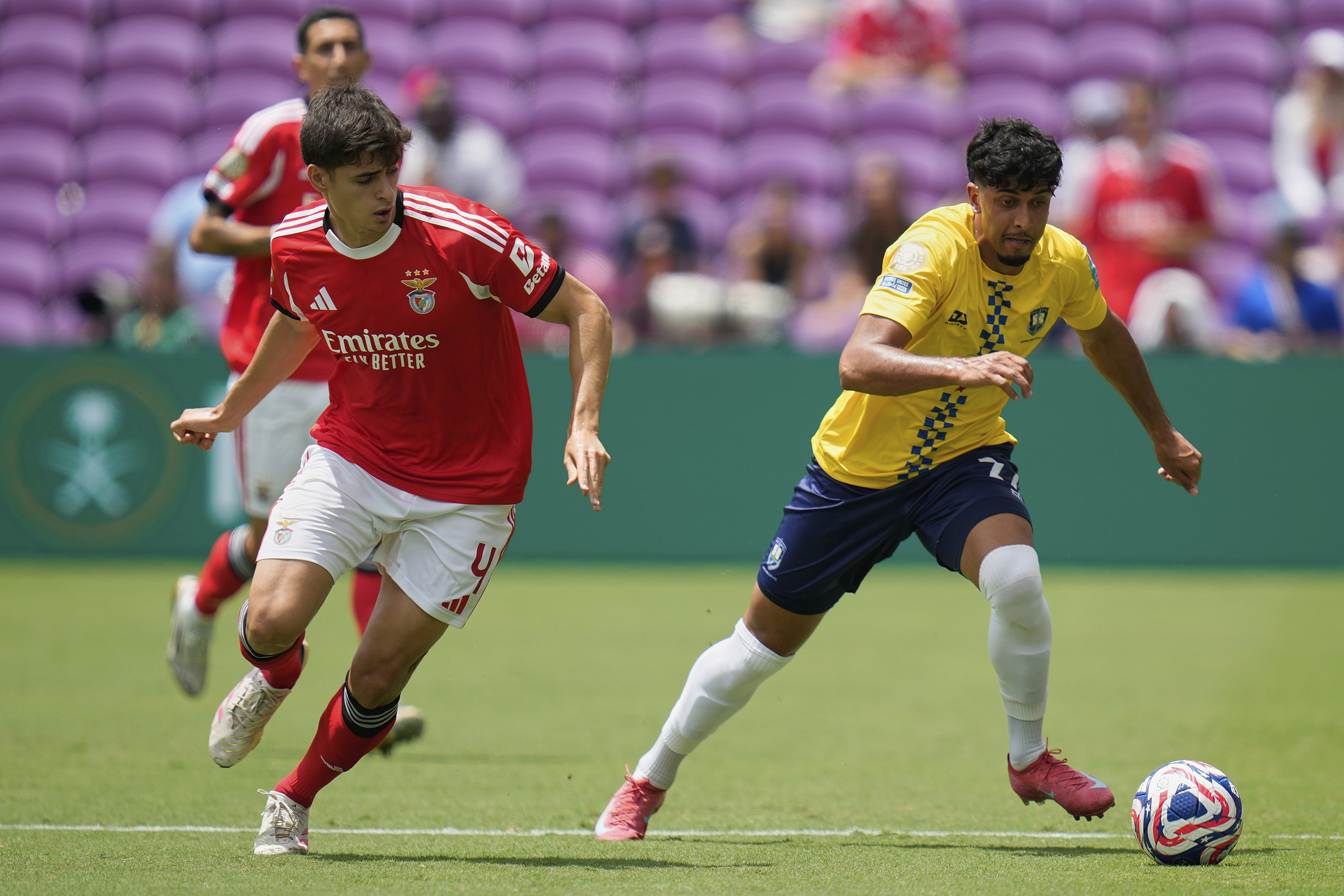 关于桑切斯梅开二度曼联逆袭晋级的信息