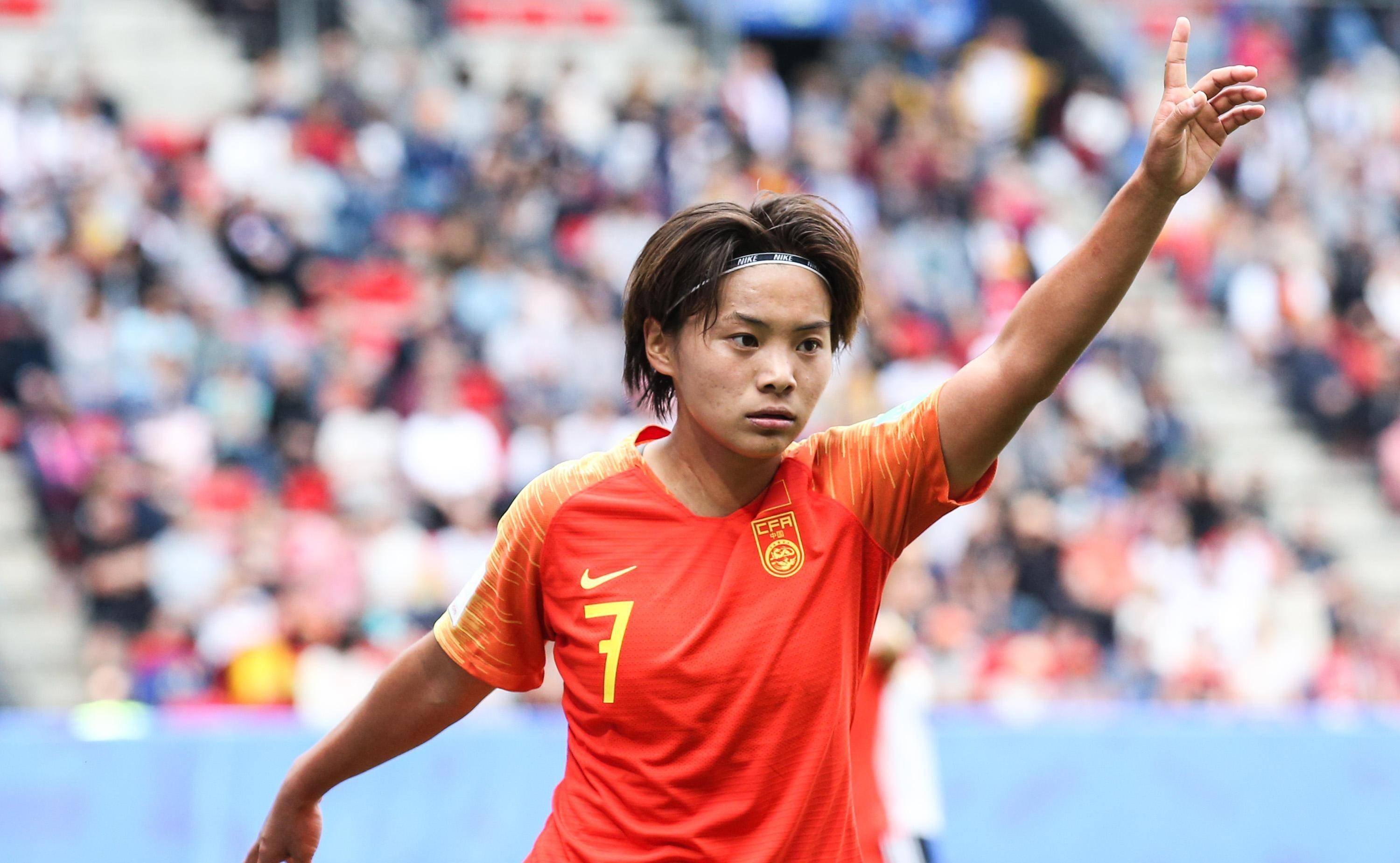 爱游戏平台-包含崭新挑战：女足队员全力应对的词条