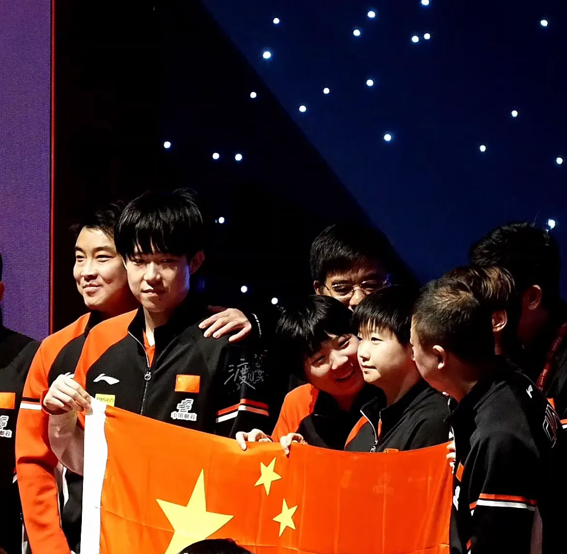 观众欢呼声此起彼伏,选手为荣誉拼尽全力的简单介绍 观众欢呼声此起彼伏,选手为荣誉拼尽全力的简单介绍