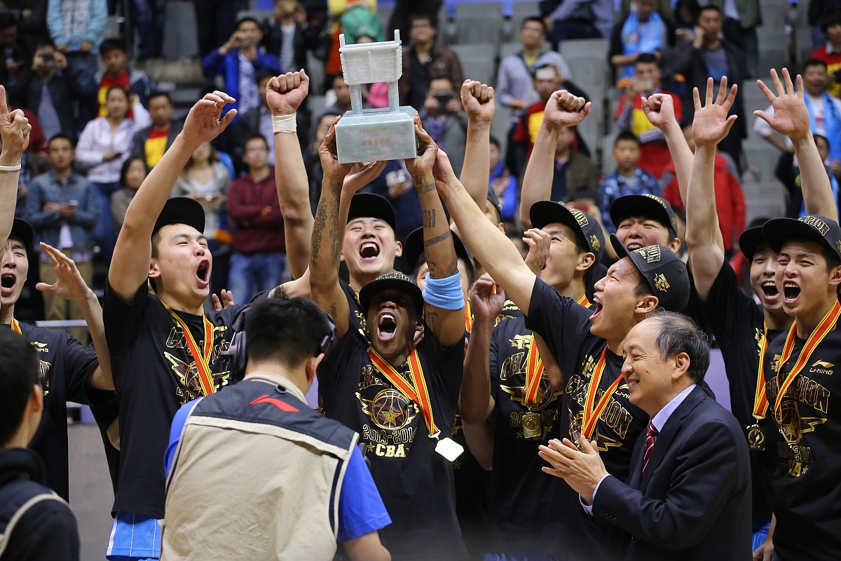 CBA比赛精彩纷呈,球队选手拼尽全力 CBA比赛精彩纷呈,球队选手拼尽全力