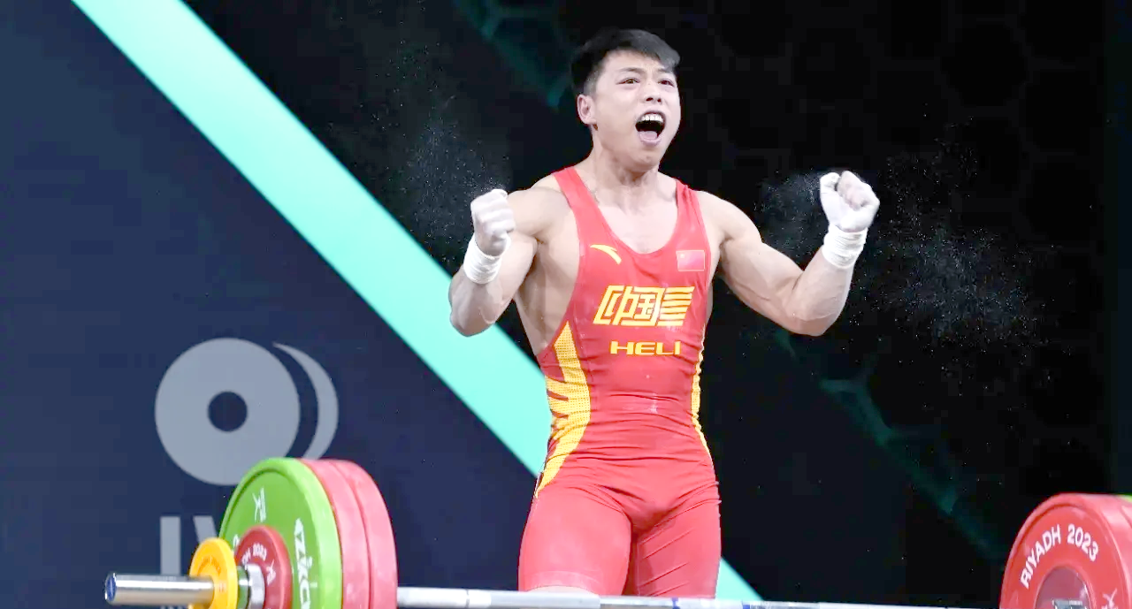 举重决赛选手用力全力，压力山大的简单介绍