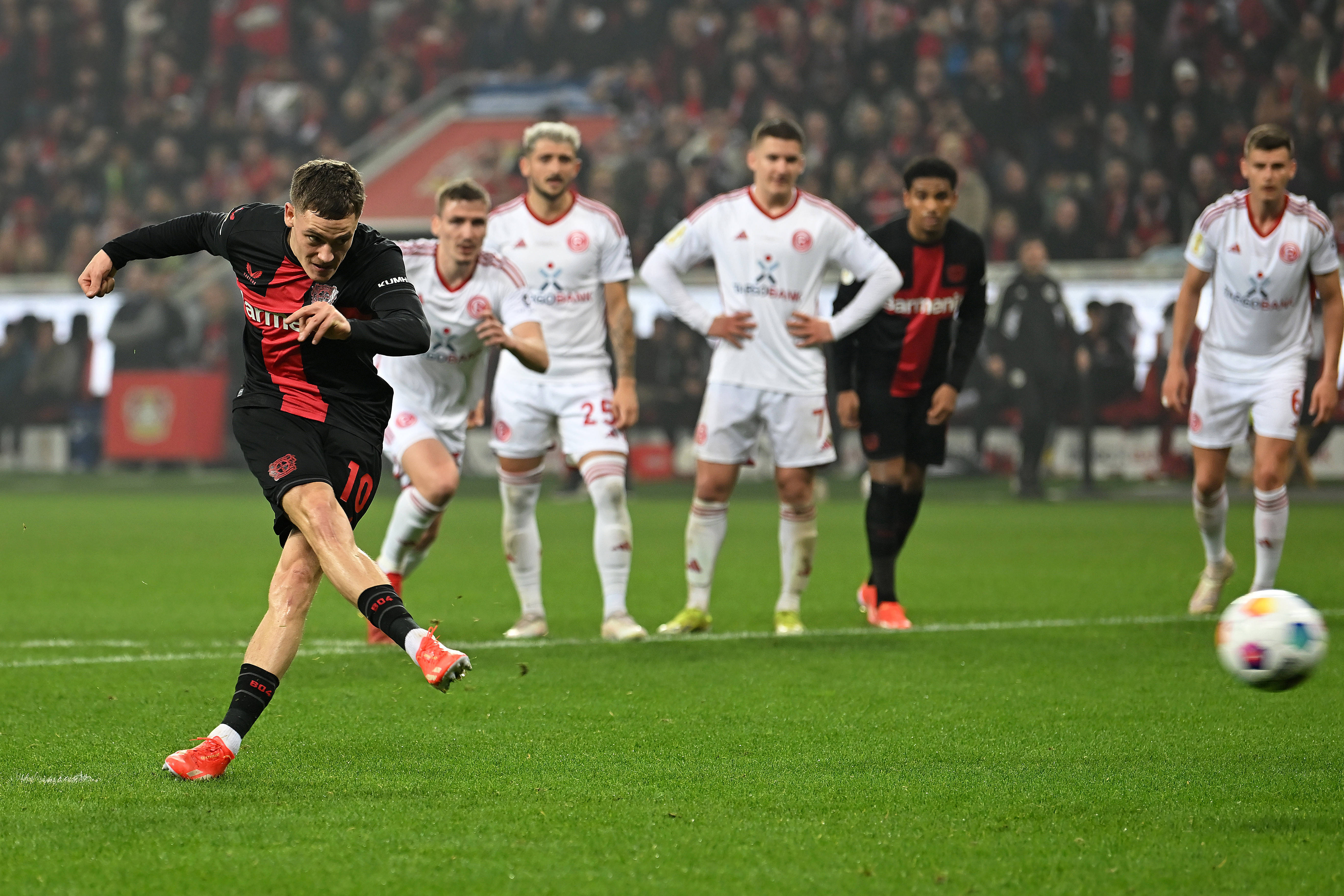 包含勒沃库森表现稳定，或将在德甲保持积极态势的词条