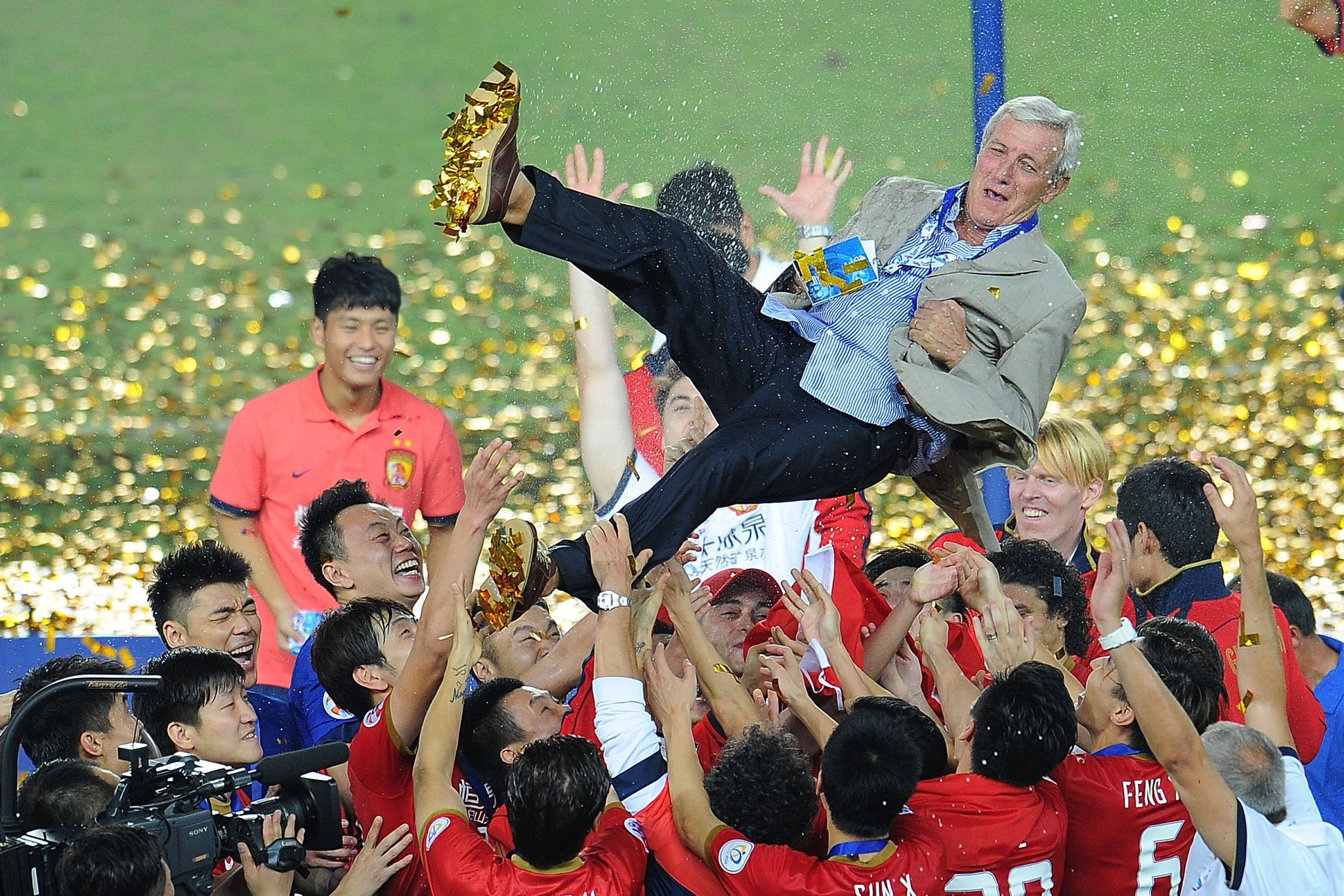 比赛中球员们的温情一幕，感动无数观众